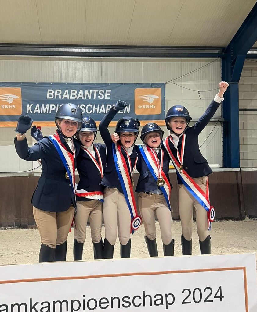 Kampioenschap viertaldressuur met trainster Evi Ansems