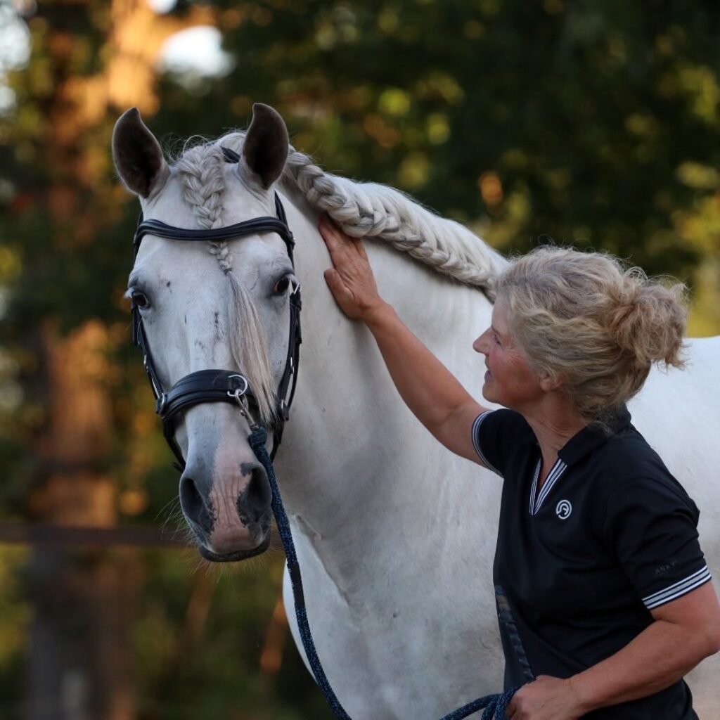 Evi Ansems met een witte schimmel